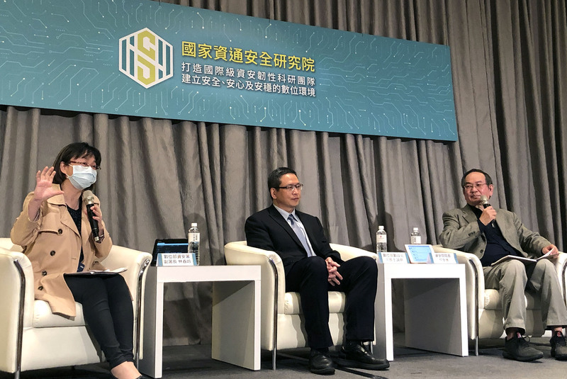 資安院於29日舉行媒體茶敘，資安院院長何全德（右）表示，全球都面臨資安人才缺口，資安院每年目標培育高階實戰人才達150人，今年也瞄準開課培訓資安長、資安事件工程師2類人。(圖：中央社)