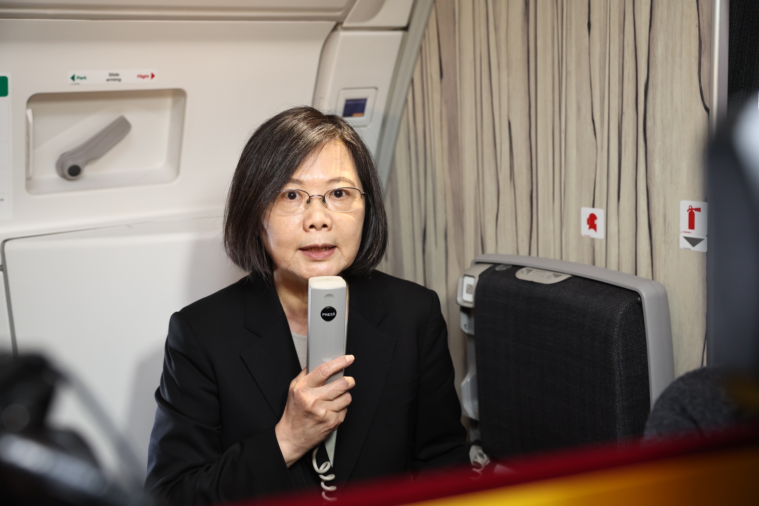 蔡英文總統在專機上發表談話。(隨團媒體提供)