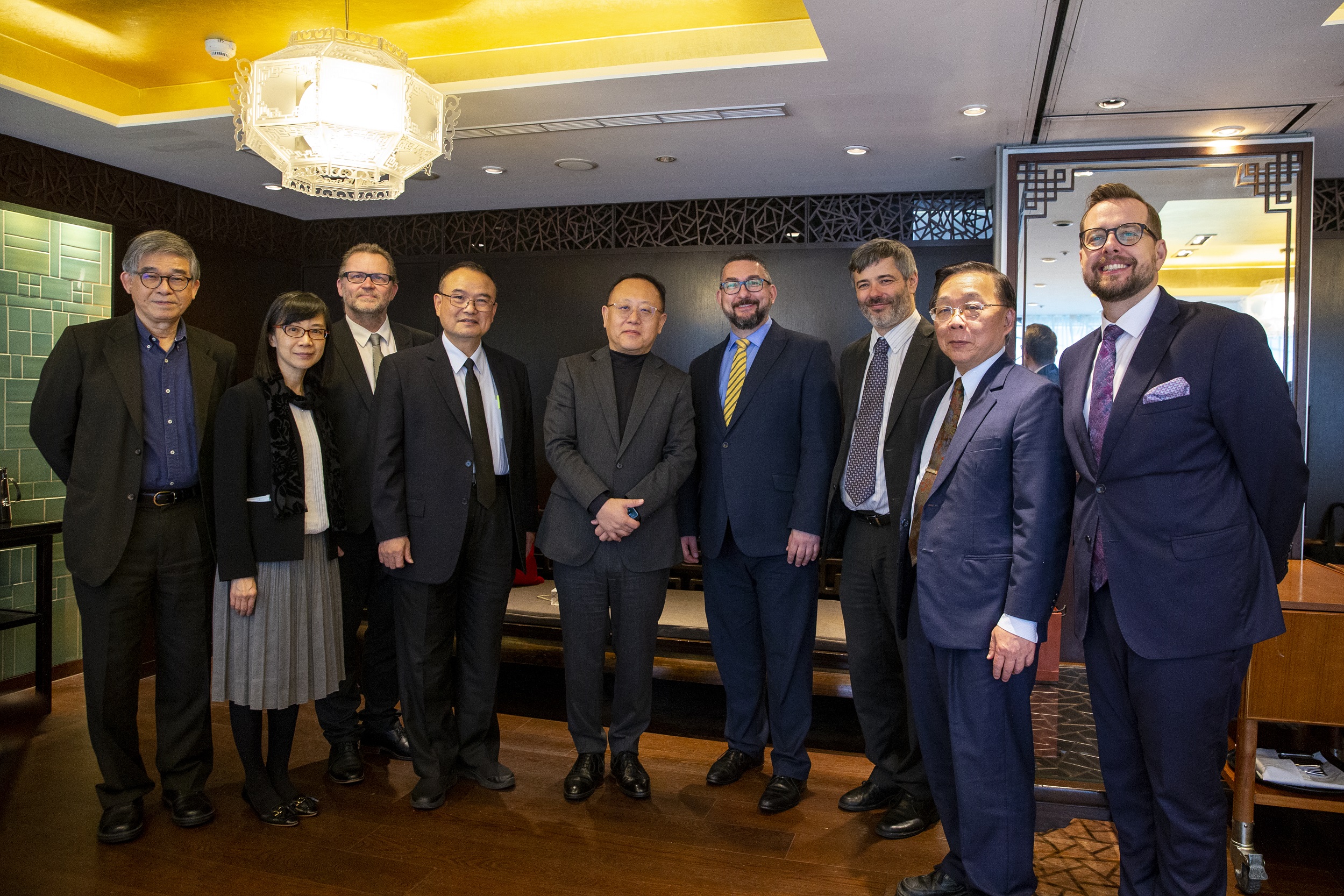 捷克駐臺代表史坦格（David_Steinke）(右起)、國立台灣博物館長洪世佑、捷克國家博物館IT部門主任Martin_Souček及總館長盧卡其（Michal_Lukeš）、文化部長史哲、國立故宮博物院長蕭宗煌，針對台灣與捷克文化交流交換意見。(文化部提供)
