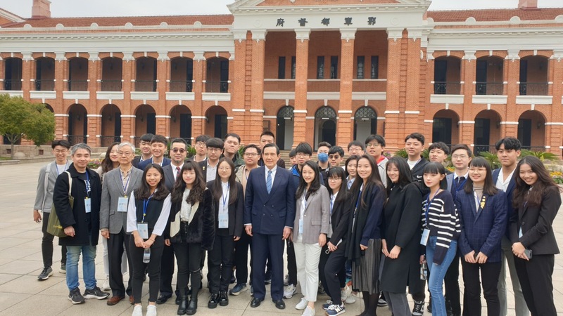 前總統馬英九帶領台灣青年團到中國交流。(圖：中央社)