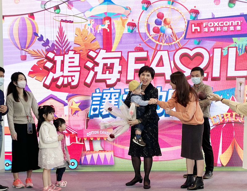 鴻海「0到6歲公司養」育兒津貼滿3週年，總計約有1500名鴻海寶寶受惠。 (資料照片/中央社)