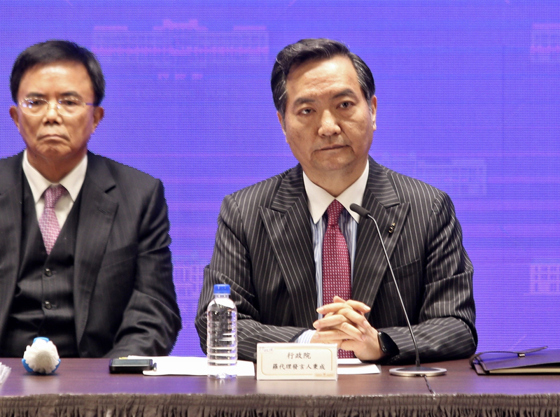 行政院院會後記者會30日在行政院新聞中心舉行，由政務委員兼代理發言人羅秉成（右）主持。左為法務部次長蔡碧仲。 (圖：中央社)