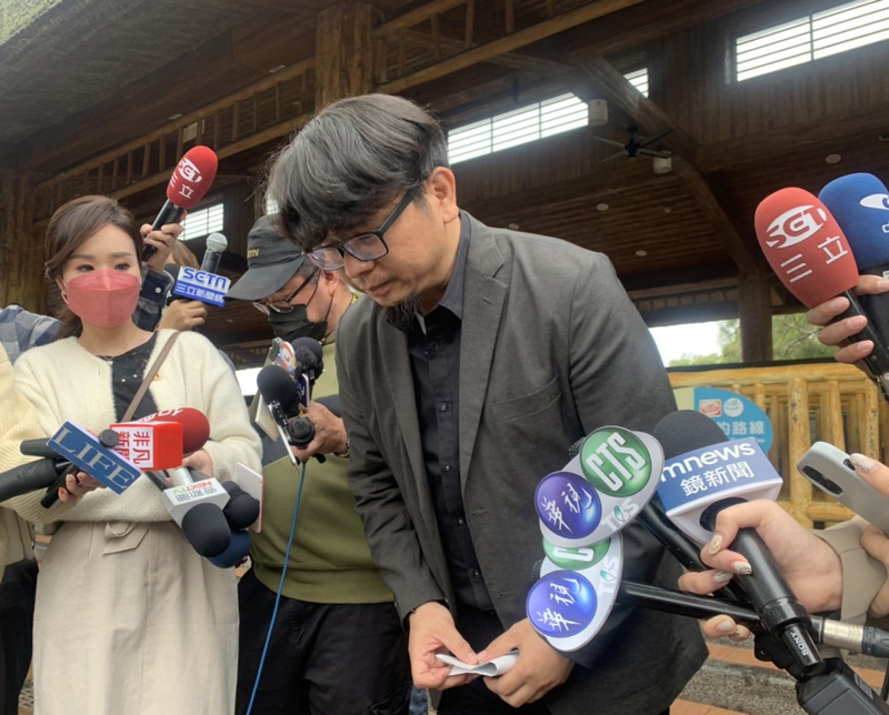 桃園狒狒27日遭圍捕受槍傷死亡，六福村30日召開記者會，六福村遊樂園資深總監葉忠岳（中）接受媒體聯訪，說明發現狒狒結紮後到公布狒狒為六福村所有會出現時間差的原因，並對狒狒的死亡再次致歉。(圖：中央社)