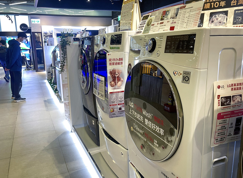 購買節能家電減徵貨物稅延長至2027年底。圖為民眾在台北1間電器展示櫃位挑選家電。 (圖：中央社)