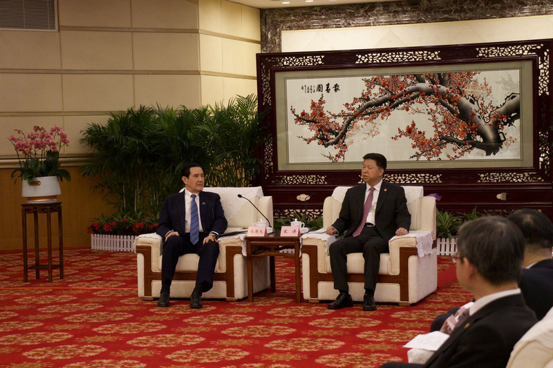 前總統馬英九30日晚間在湖北武漢東湖賓館與中國大陸國台辦主任宋濤會晤時，強調「九二共識」的重要性。 (圖：中央社)