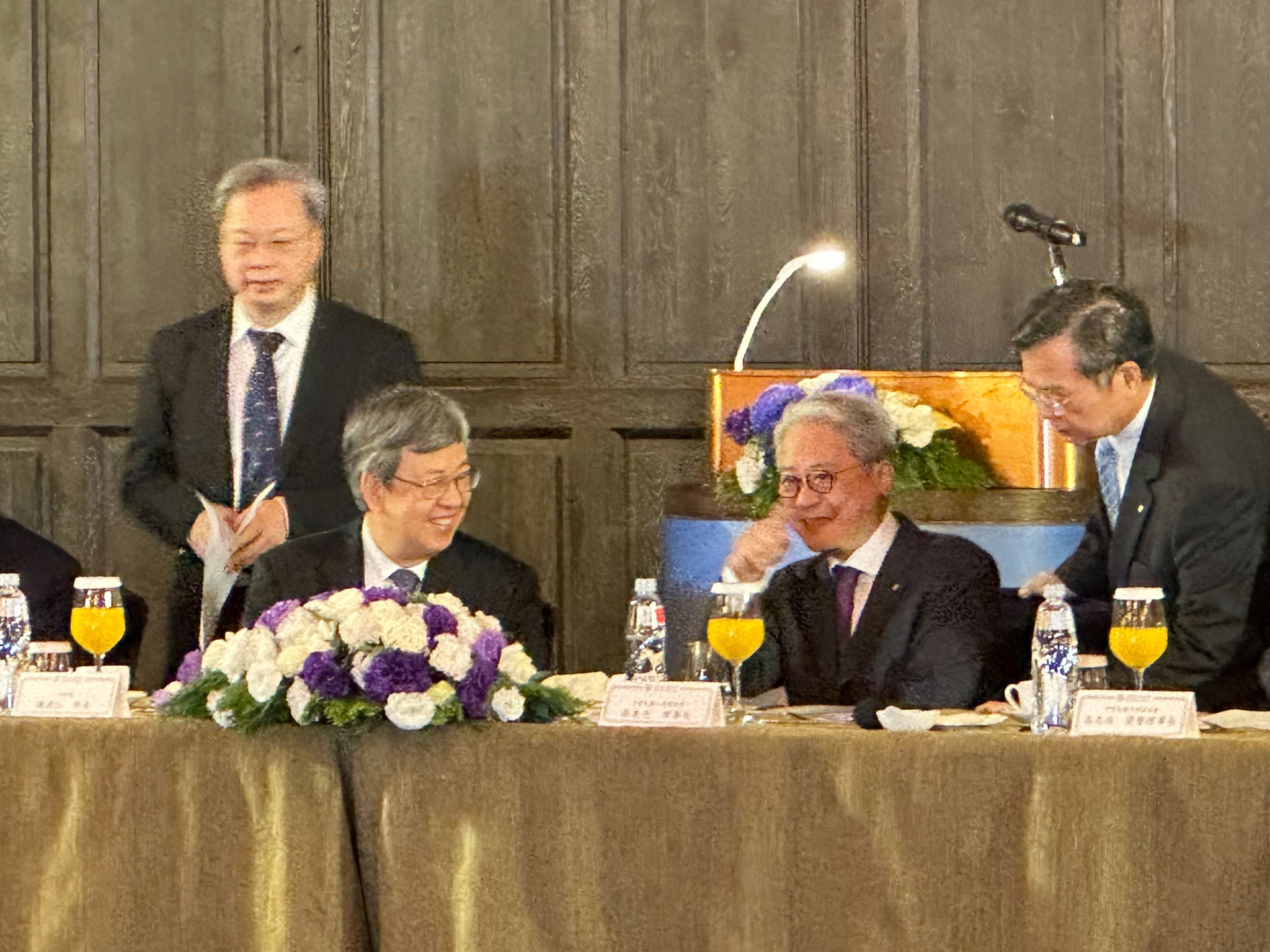 工商協進會理事長吳東亮(右2)舉行任內首場工商早餐會，邀行政院長陳建仁(左2)做閉門會談。(謝佳興 攝)