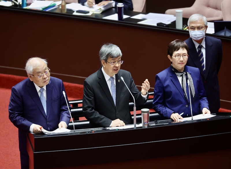 立法院會31日進行施政總質詢，行政院長陳建仁（前中）率財政部長莊翠雲（前右）、主計總處主計長朱澤民（左）等相關部會首長列席備詢。 (圖：中央社)