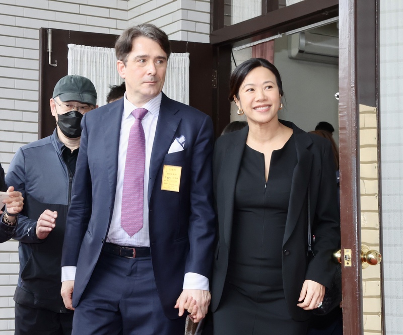 民眾黨副總統候選人吳欣盈與丈夫雷諾。(資料照/中央社)