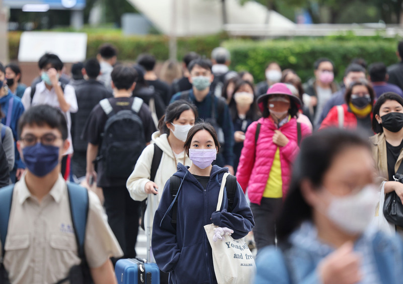 氣象局表示，27日白天起東北季風減弱，西半部可以來到27到31度。圖為台北市中正區街頭。(資料照片/中央社)