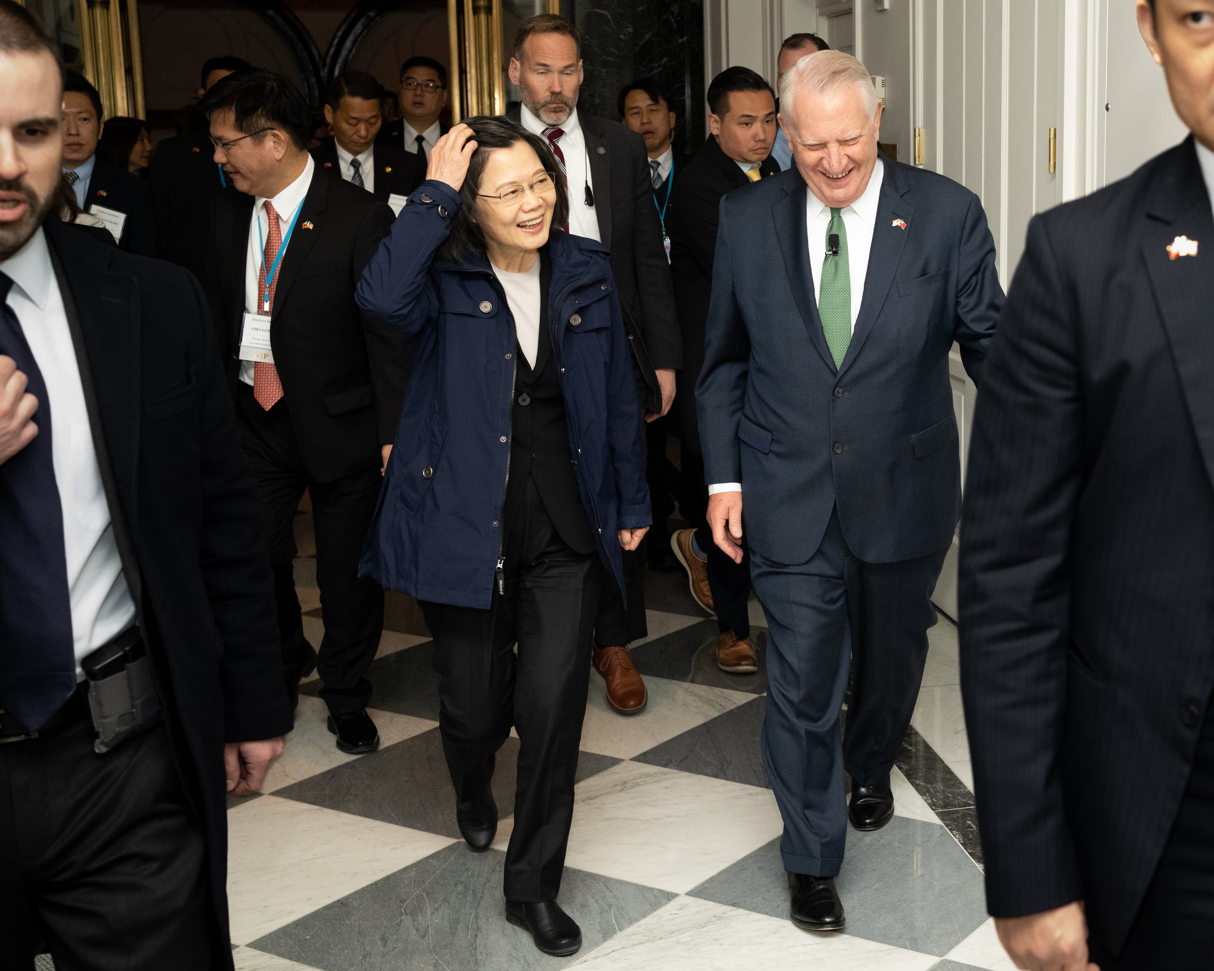 蔡英文總統(中)30日前往華府智庫哈德遜研究所頒贈「全球領導力獎」並發表演說，受到智庫學者熱烈歡迎。(Twitter/@HudsonInstitute)