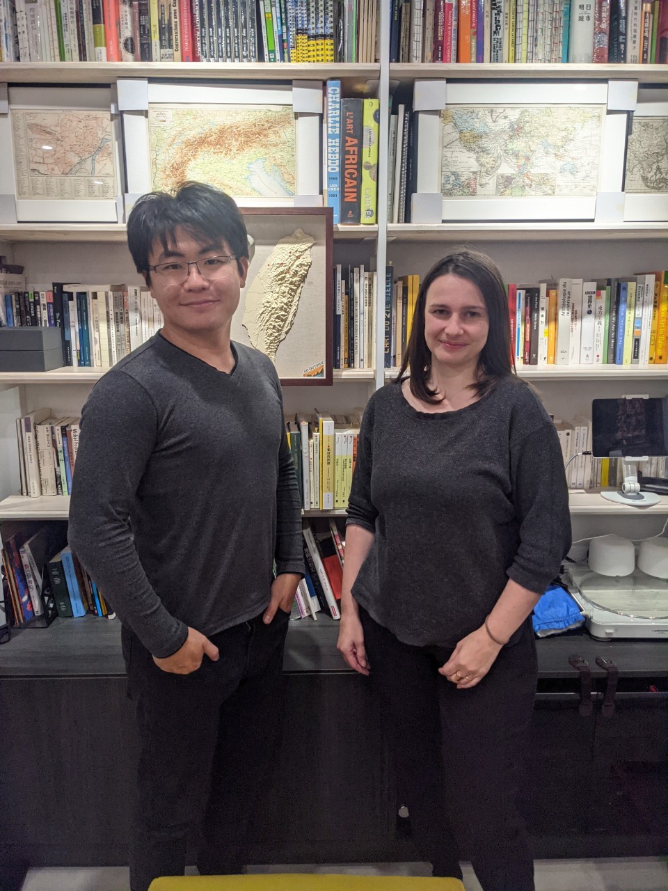 台灣人邱杰森與法國人莫珊嵐對於政府力推「2030雙語政策」頗為憂心，以法國經驗、國際藝術圈觀點提出洞見。(陳念宜 攝)