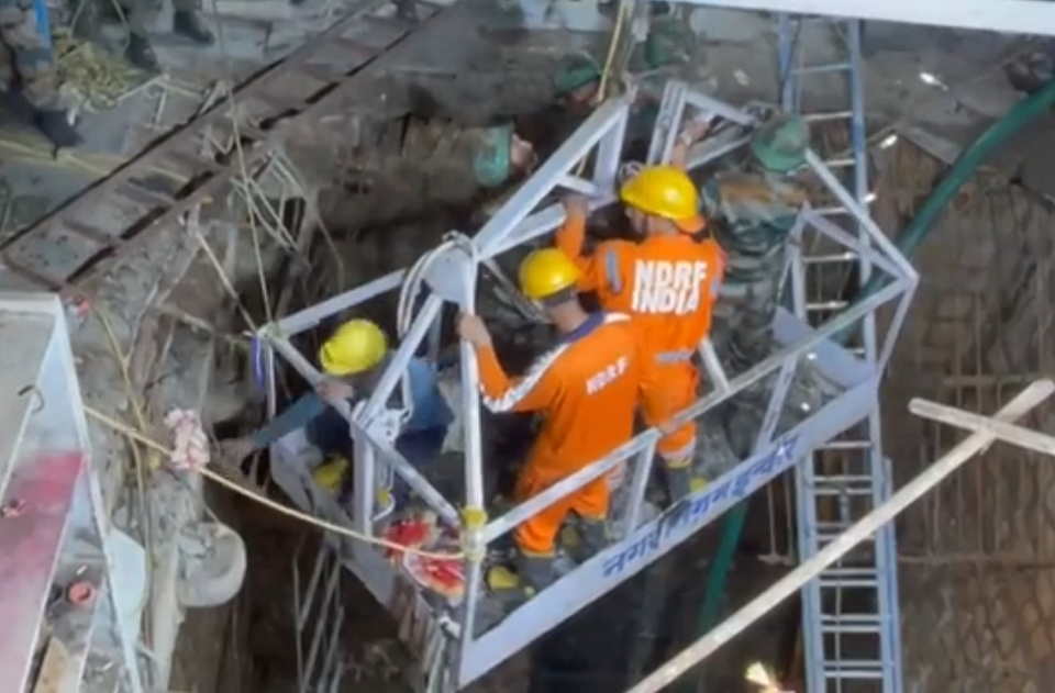 印度中部城市印度爾一座寺廟內蓋住階梯井屋頂的水泥板發生崩塌，導致至少35人喪生以及16人受傷。(圖擷自推特)