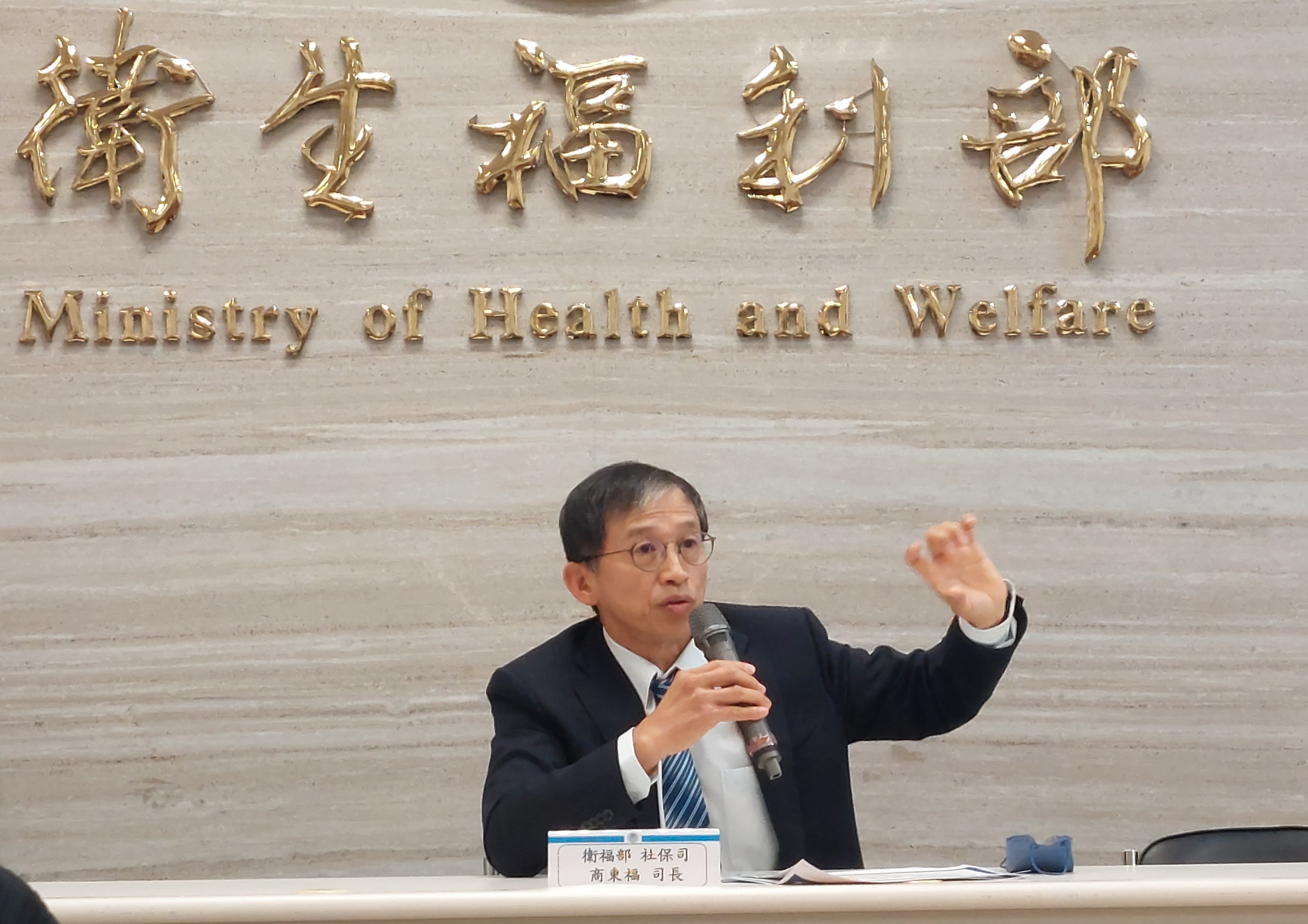 商東福31日表示，疫後補助國保保費估約268萬人受惠。(劉品希 攝)