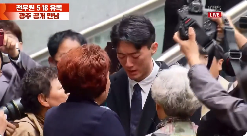 韓國前總統全斗煥的孫子全宇元(圖中立男子)今天與518光州民主化運動(光州事件)的遺族見面致歉，並稱爺爺為「屠殺禍首」。(圖：翻攝韓國KBS直播畫面）