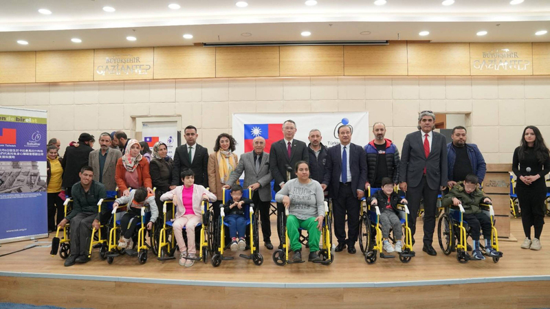 駐土耳其代表黃志揚(後排右7)30日出席非政府組織「土耳其身障者協會」辦理的輪椅及輔具捐贈儀式，現場100餘名身障人士及家屬代表與會，氣氛溫馨。(駐土耳其代表處提供) (圖：中央社)