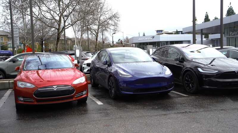 根據美國財政部公布的電動車補助新規定，自4月18日起，電動車買家購買之電動車，電池關鍵礦物原料須有4成來自美國或與美國達成自由貿易協議國家才能享有稅收減免優惠。 (圖：中央社)