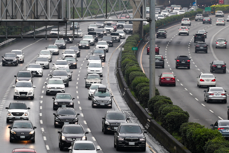 清明連假首日，國道3號1日湧現出遊車潮，三鶯到大溪南下路段出現車多回堵的情形。 (圖：中央社)