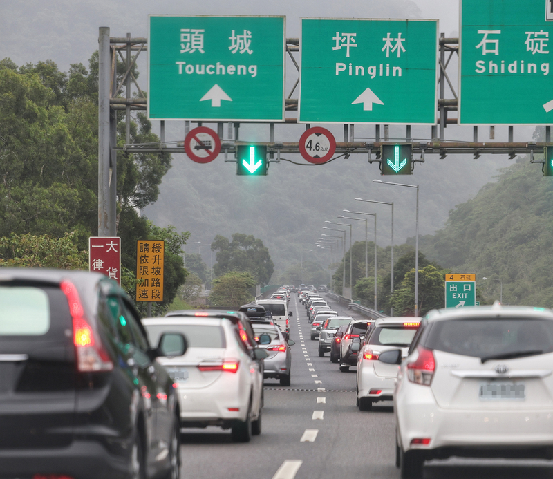 圖為國道5號往宜蘭方向車潮。(圖：中央社)