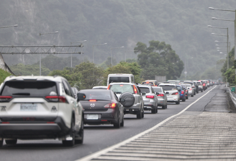 清明連假首日，國道出現返鄉、出遊車潮，多處路段車多壅塞，圖為1日國道5號往宜蘭方向車潮。 (圖：中央社)