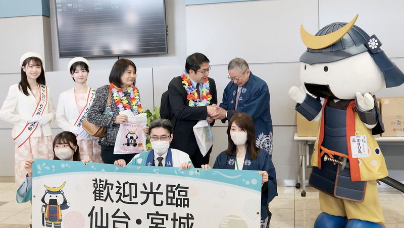 台南直飛日本仙台的包機1日首航，台南市長黃偉哲（後左4）率市府團隊搭乘，將前往仙台等地拜會行銷台南。（台南市政府提供） (圖：中央社)