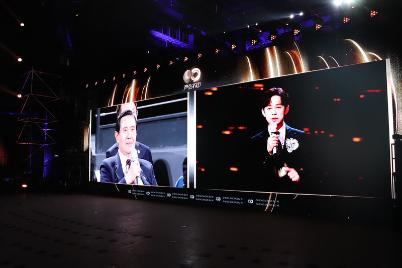 前總統馬英九2日下午到訪湖南廣電參訪，並體驗湖南衛視節目「聲生不息寶島季」錄影。 (圖：中央社)