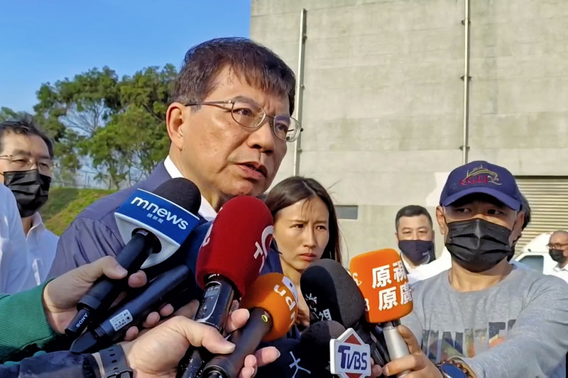 交通部長王國材(前左)2日表示，台鐵預計2024年1月1日掛牌公司化，目前是按照行程讓台鐵的安全改革更根本，並希望透過外部監督機制協助台鐵改進。(圖：中央社)