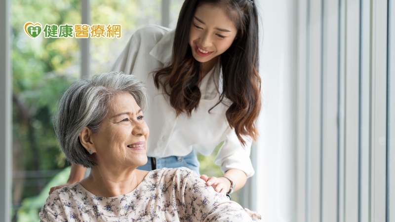 據國外統計，全球失智人口到2050年恐高達一億五千三百萬。國內不僅失智症患者逐年增加，究竟要如何照顧有失智症的家人呢？(圖：健康醫療網 提供)