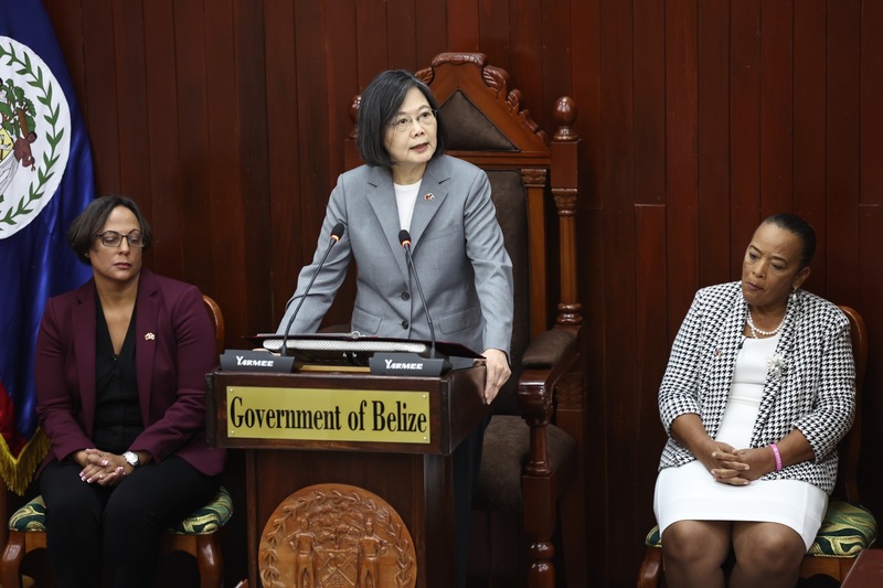 總統蔡英文（中）當地時間3日上午在友邦貝里斯國會演說，強調台灣和貝里斯的友誼不是建構在空洞承諾，有些國家試圖破壞兩國友誼，但台貝仍緊密相連。圖為貝里斯參議院議長特倫琪（Carolyn Trench-Sandiford，左）與眾議院議長伍姿（Valerie Woods，右）聆聽蔡總統演說。中央社記者趙世勳攝  112年4月4日 (圖：中央社)