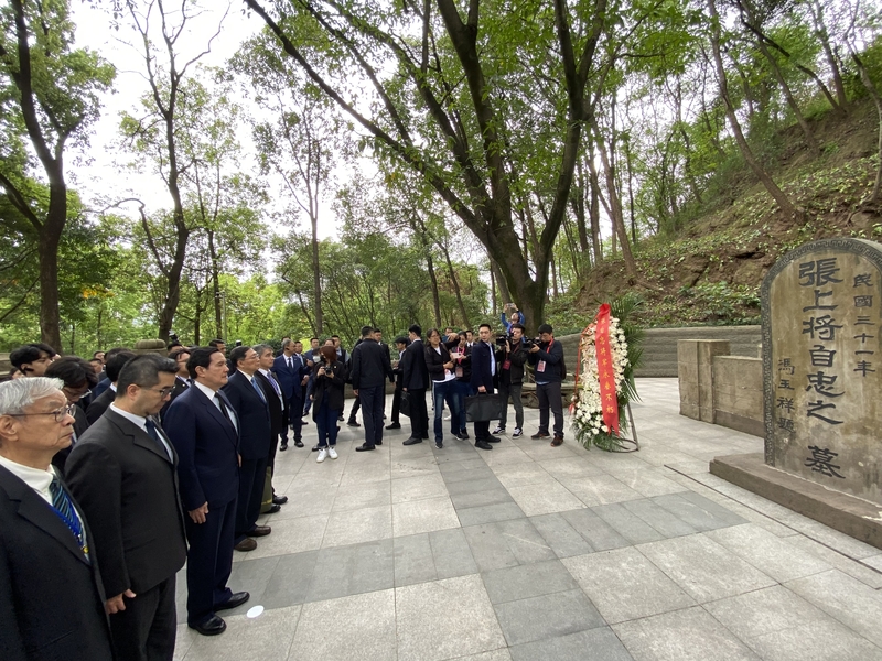 前總統馬英九一行4日上午前往張自忠烈士陵園祭悼，花籃上的紅布條寫著「中國國民黨前主席馬英九暨全體團員敬獻」、「張自忠將軍永垂不朽」。 (圖：中央社)
