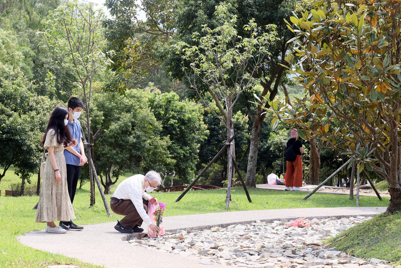 清明節，追思祭拜先人。中央社記者郭日曉攝  112年4月4日 (圖：中央社)