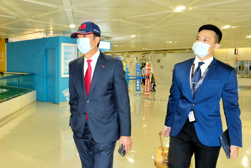 鴻海集團創辦人郭台銘（左）5日返台，將於同日上午10時舉辦心得報告記者會「台灣需要一個很棒的CEO」，現場進行未來工作計畫報告。 (圖：中央社)