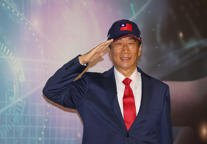 鴻海集團創辦人郭台銘5日上午舉辦「科技經濟開拓之旅」返台記者會，行舉手禮致意。 (圖：中央社)