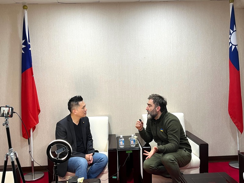 國民黨立委陳以信（左）近日接受烏克蘭電視台Pryamiy國際新聞節目「The Week」專訪，譴責俄羅斯侵略烏克蘭，並呼籲外界持續關注並支持烏克蘭。（陳以信辦公室提供） (圖：中央社)