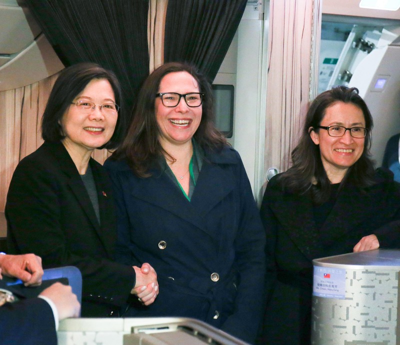 美國在台協會(AIT)主席羅森伯格(Laura Rosenberger)今起來台訪問6天。圖為總統蔡英文(左)過境美國時，駐美代表蕭美琴(右)與羅森伯格(Laura Rosenberger)(中)登上專機迎接蔡總統。 (圖：中央社)