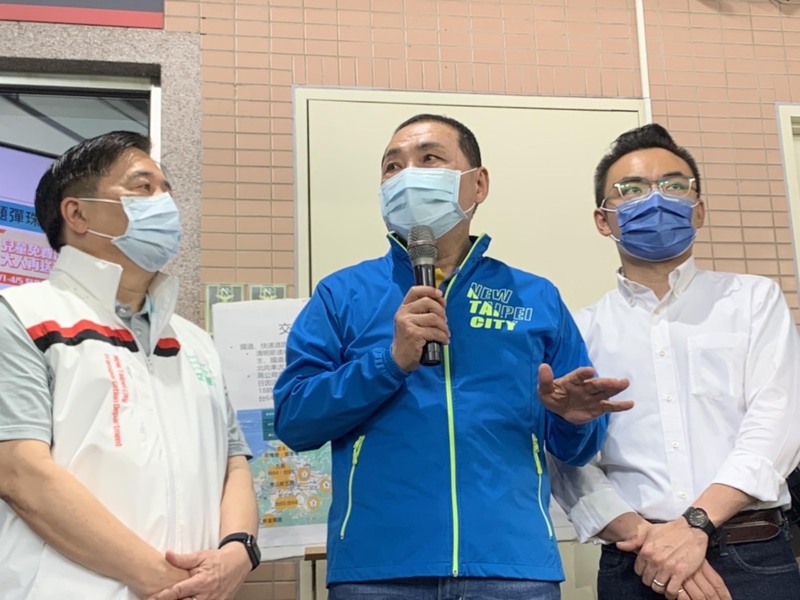 對於鴻海集團創辦人郭台銘5日宣布將爭取國民黨總統提名，新北市長侯友宜（中）表示，他這一生最重要的是守護中華民國、愛台灣人民，讓大家平安，這是他不變初心。 (圖：中央社)
