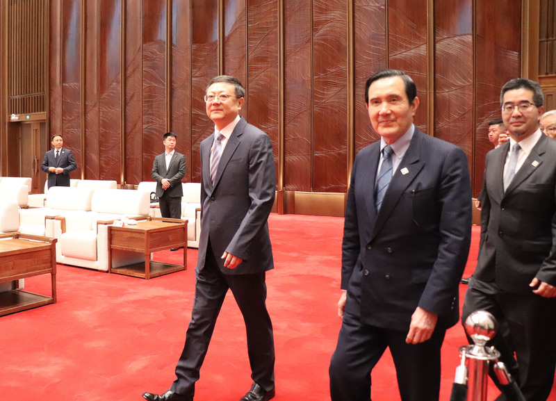 前總統馬英九此次訪中，除了與國台辦主任宋濤見面會談，其他都是地方黨政官員。圖為馬英九5日會見上海市委書記陳吉寧（左）。 (圖：中央社)