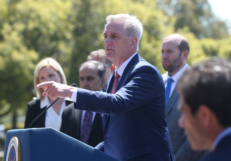 總統蔡英文美西時間5日上午在加州會晤聯邦眾議院議長麥卡錫（Kevin McCarthy），會後麥卡錫（中）出席記者會回應媒體。 (圖：中央社)