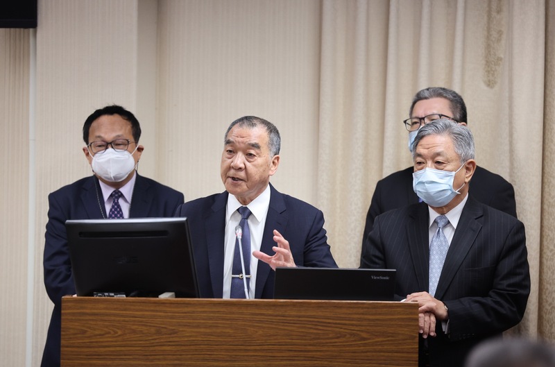 國防部長邱國正(左2) (圖：中央社)