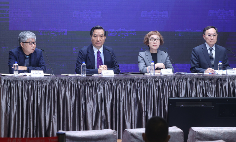 行政院會後記者會6日在新聞中心舉行，由政委兼代理發言人羅秉成（左2）主持，文化部次長王時思（右2）、國家科學及技術委員會副主委林敏聰（左）、行政院國土安全辦公室主任何達仁（右）出席。 (圖：中央社)