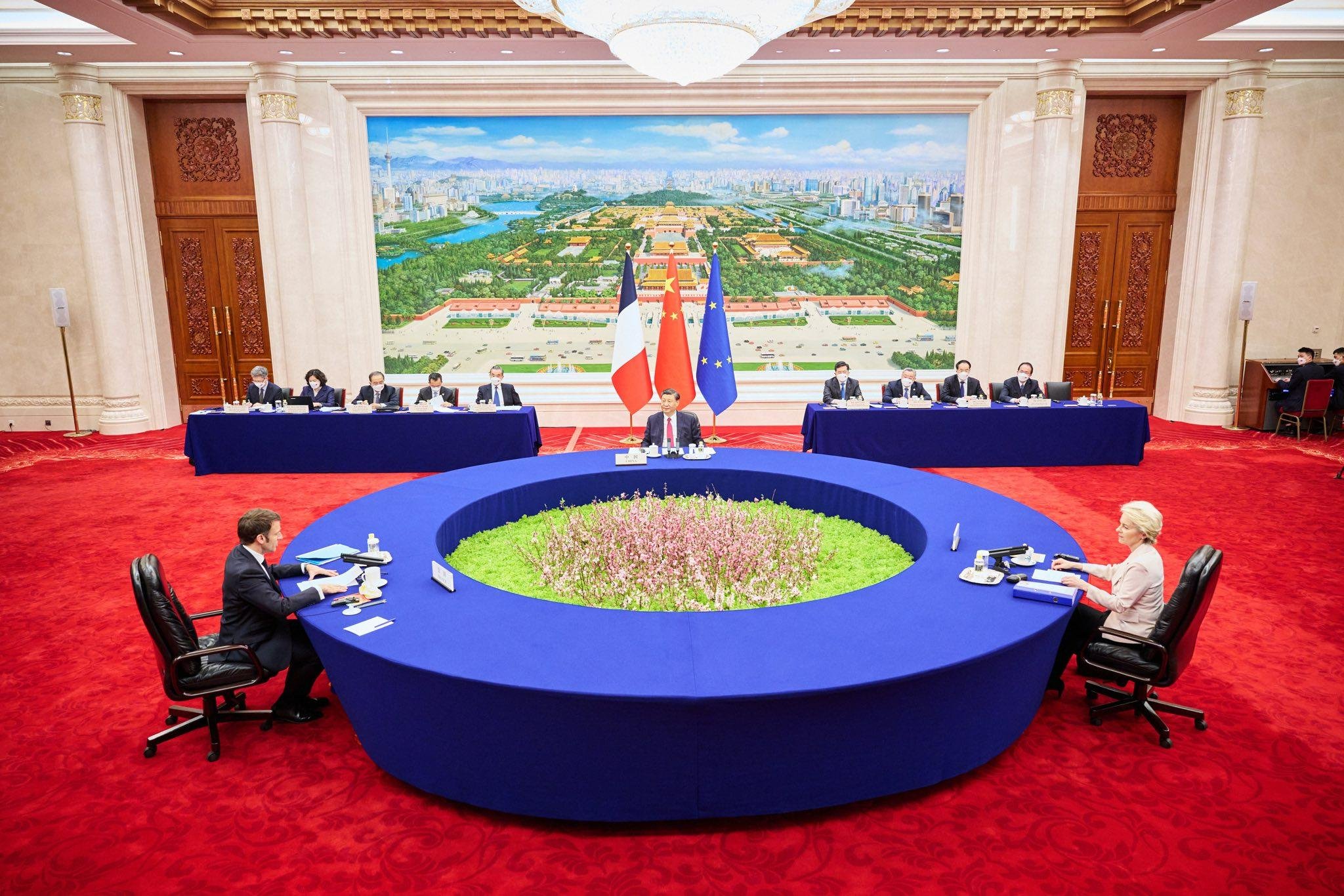 歐盟執委會主席范德賴恩(Ursula von der Leyen)6日與法國總統馬克宏(Emmanuel Macron)一同會見中國國家主席習近平。(圖:推特@CH_Gallois)