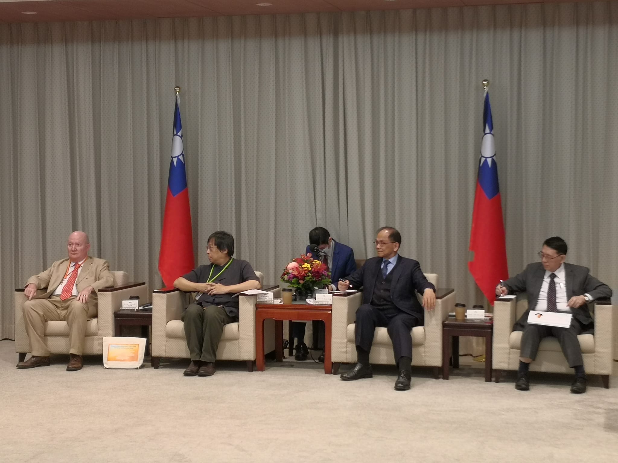 立法院長游錫堃今天(6日)接見人權學者專家訪問團時表示，中共對宗教的打壓罄竹難書，他相當感動國際人權學者專家不畏中共強權，為宗教自由的基本人權努力。世界知名社會學者馬西莫．英特羅維吉(Massimo Introvigne)也肯定台灣長期關注中國宗教人權議題。（劉玉秋攝）