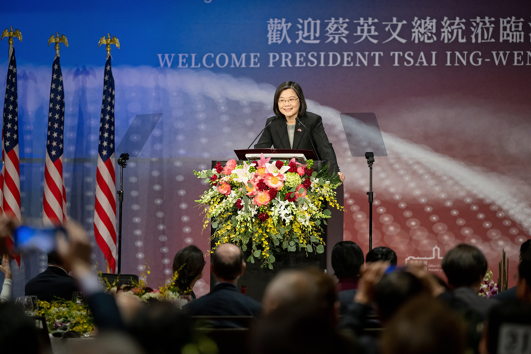政大教授李酉潭認為，蔡英文總統的過境美國行程已適度對中共傳遞善意。他也呼籲被動員到相關場合鬧場的中國人士，應先去為中國人民爭取示威與遊行自由的權利。(圖:總統府)
