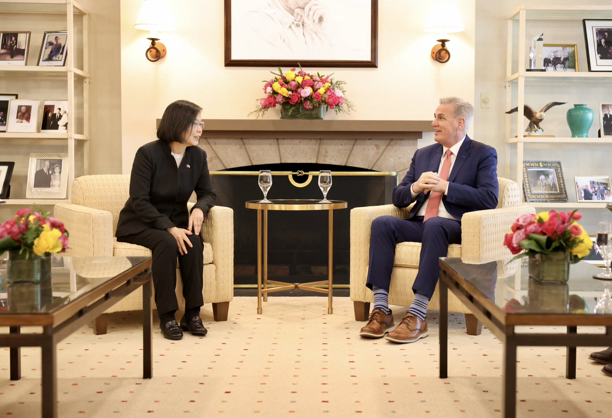 總統蔡英文（左）與美國眾議院議長麥卡錫（Kevin McCarthy）（右）於美西時間5日在雷根圖書館舉行會談。(麥卡錫推特)