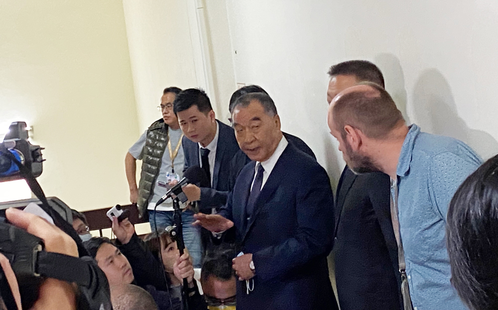 國防部長邱國正6日赴立法院外交及國防委員會備質詢前，接受媒體聯訪。(林詠青 攝)