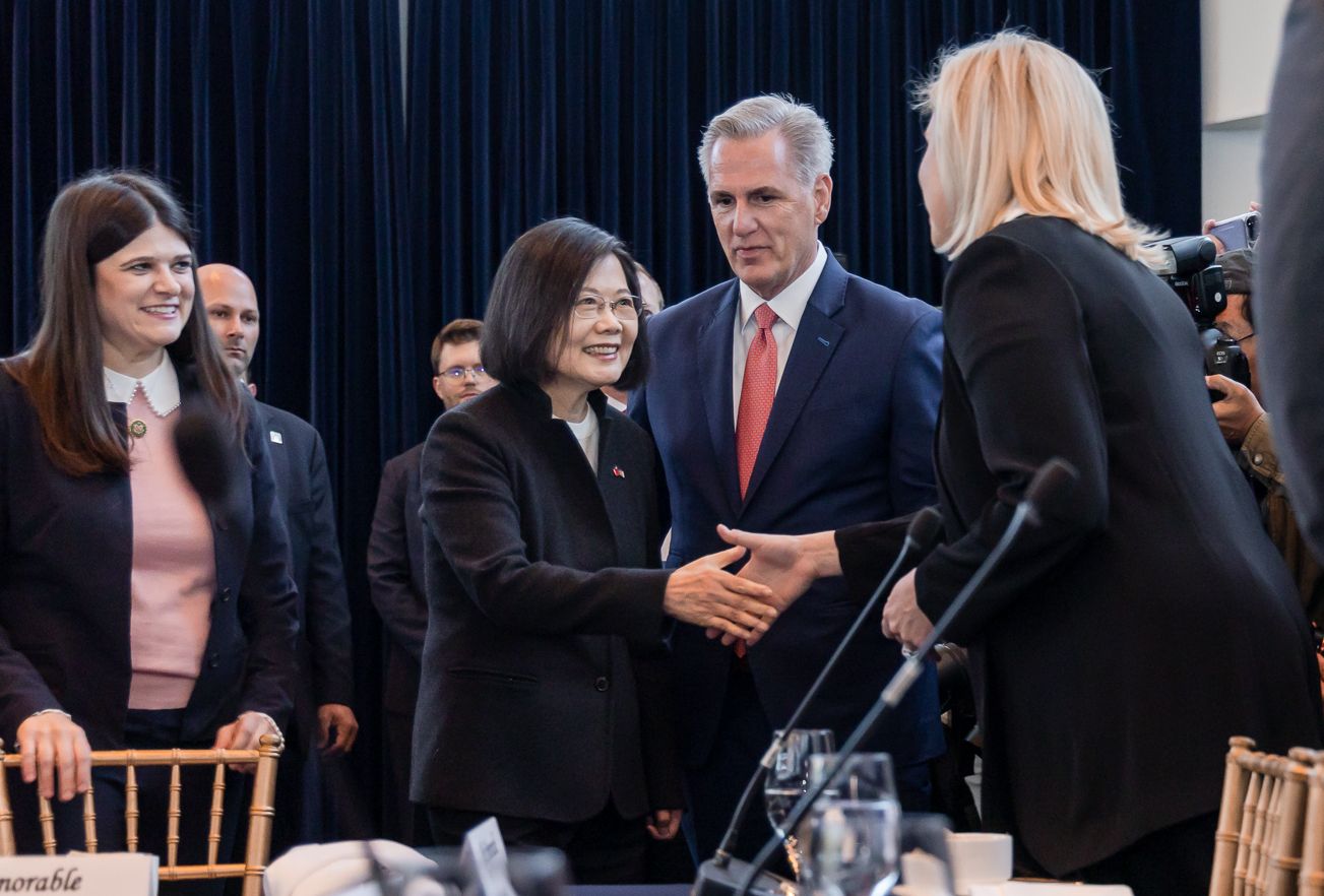 總統蔡英文5日在雷根圖書館與美國眾議長麥卡錫會談前，和與會者寒暄。 (圖:總統府)