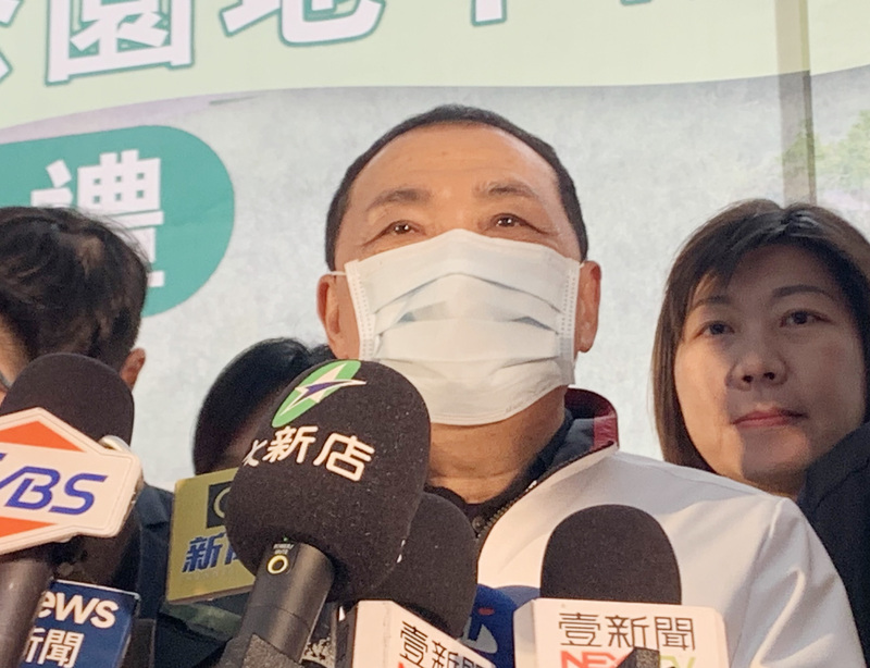國民黨總統參選人、新北市長侯友宜(中) 受訪。 (資料照片/中央社)