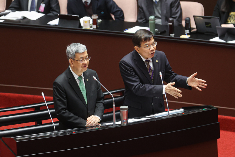 行政院長陳建仁（左）7日上午赴立法院會施政總質詢備詢，與交通部長王國材（右）一同回應立委提問。(圖：中央社)