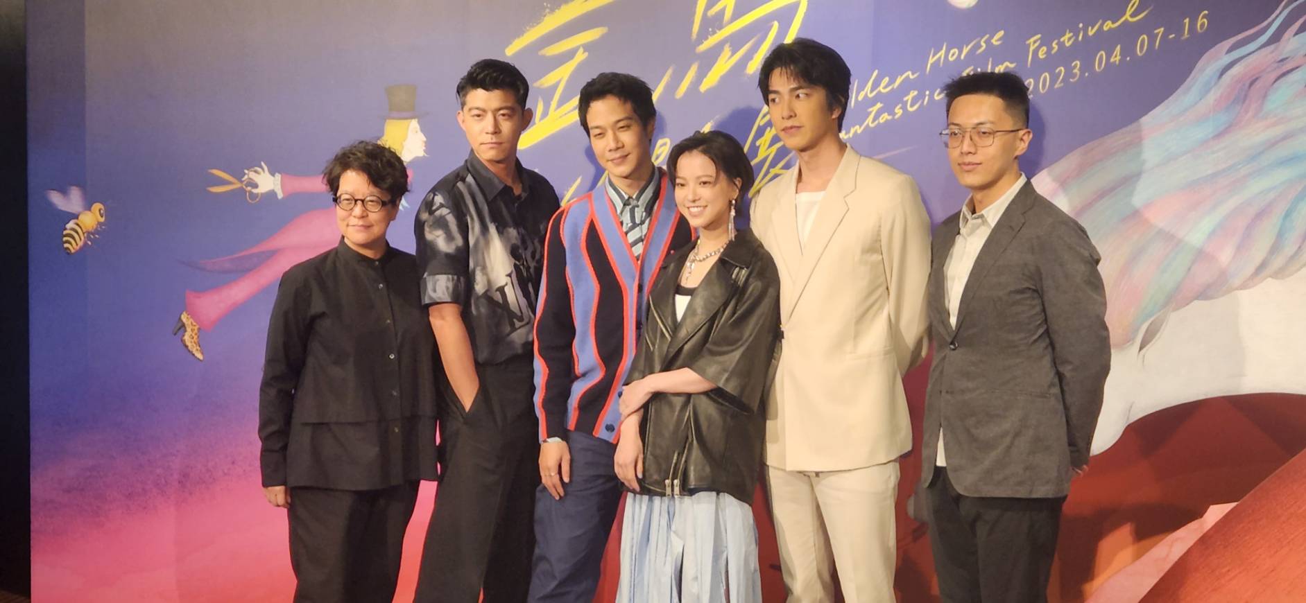 金鐘名導林君陽的電影新作《疫起》，改編自2003年SARS襲台的封院事件，7日晚間在2023金馬奇幻影展世界首映。左起監製李耀華、演員王柏傑、薛仕凌、項婕如、曾敬驊、導演林君陽。(江昭倫 攝)