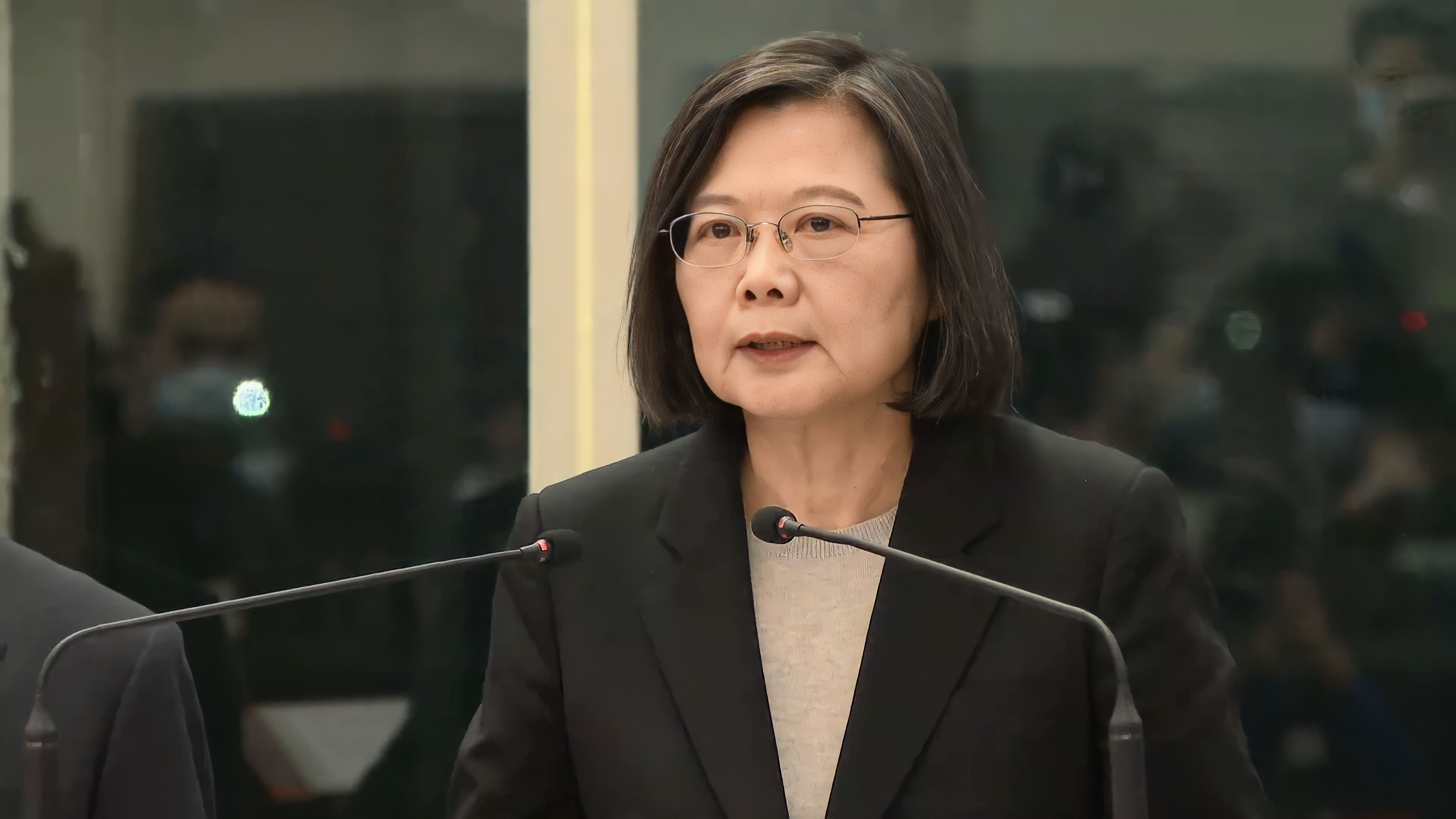 蔡英文總統「民主夥伴共榮之旅」圓滿完成，7日晚間返抵國門，並於桃園機場發表談話。(擷取自蔡英文臉書)