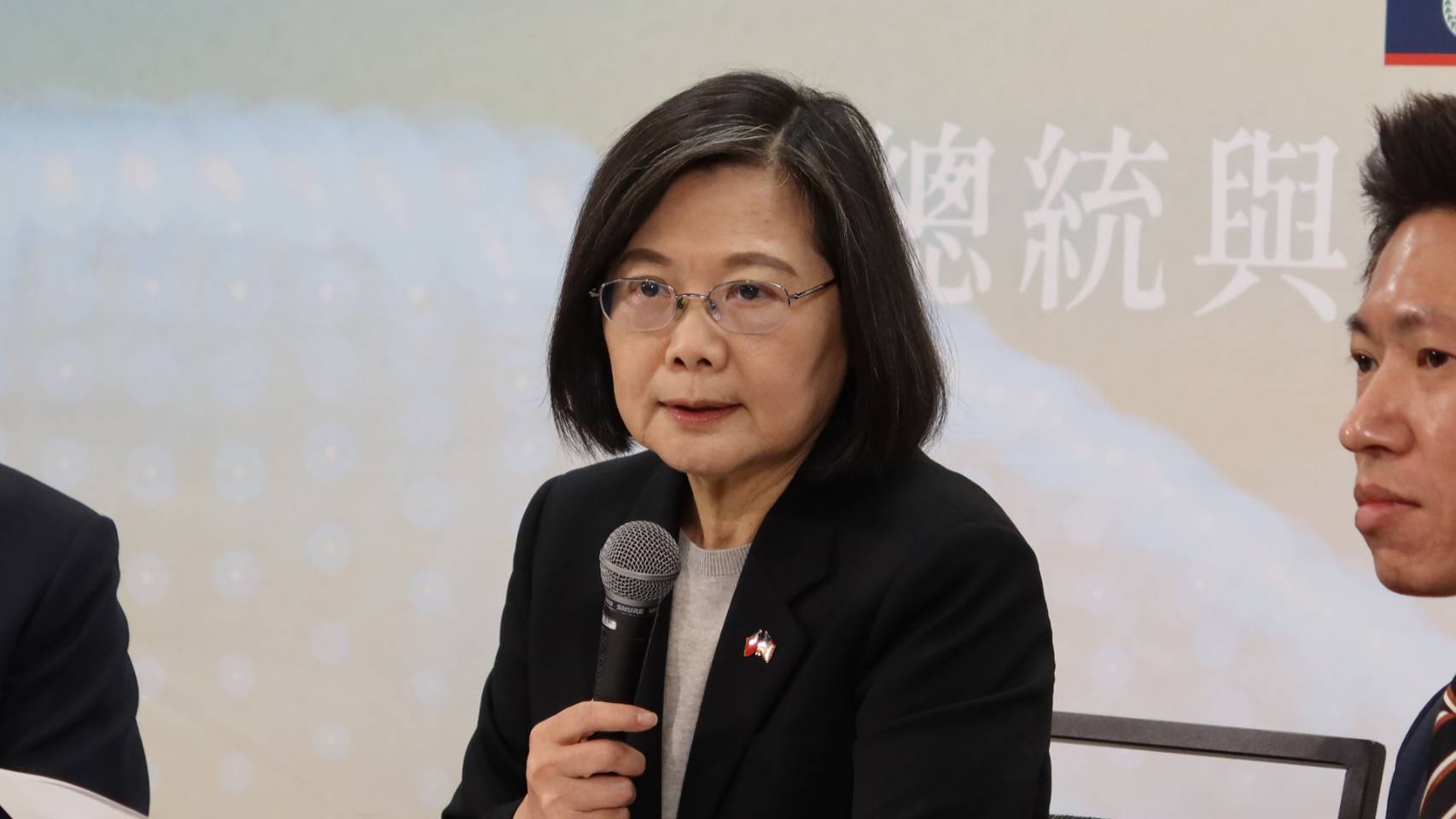 蔡英文總統過境洛杉磯期間與隨團媒體茶敘，表示目前外交政策相信對台灣最有利，希望繼任者能夠延續。(歐陽夢萍 攝)